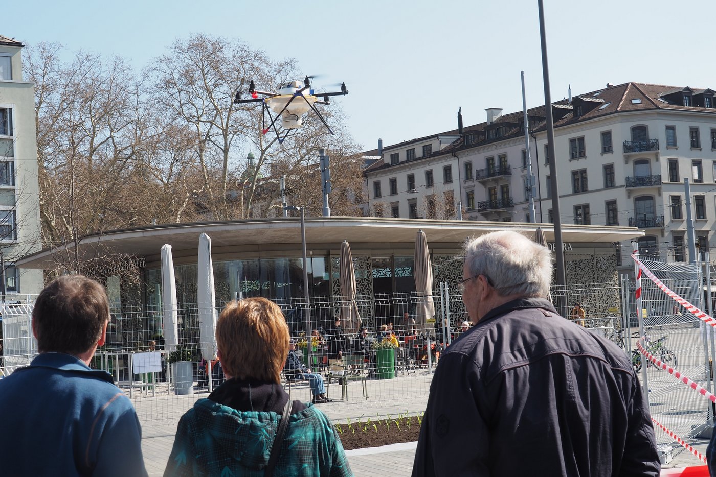 Technik von heute: Ein Multikopter im Einsatz.