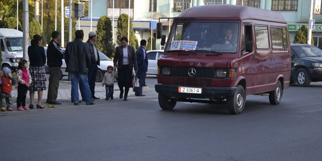 Wenn für Schweizer Verhältnisse der Bus eigentlich schon voll wäre, steigen in Kirgistan noch gut und gerne  10 Personen ein. (Bilder Tobias Gerber) 