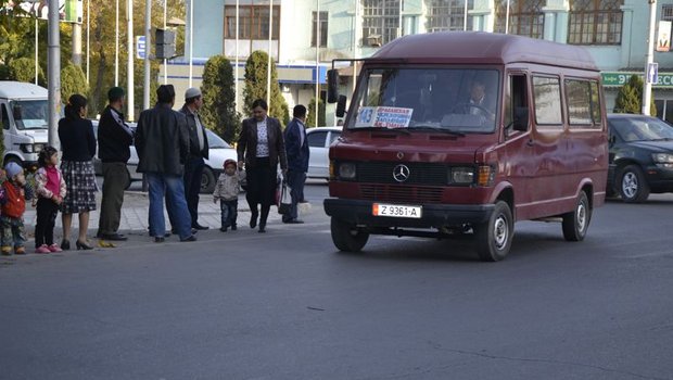 Wenn für Schweizer Verhältnisse der Bus eigentlich schon voll wäre, steigen in Kirgistan noch gut und gerne 10 Personen ein. (Bilder Tobias Gerber) 