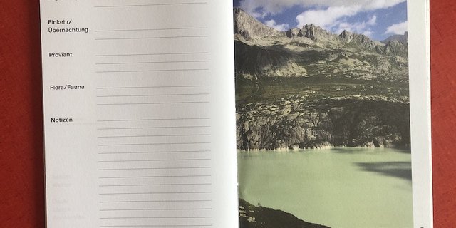 Der Wanderführer besticht mit schönen Bildern. Auf den leeren Seiten hat es Platz für eigene Lieblingswanderungen. (Bilder et) 