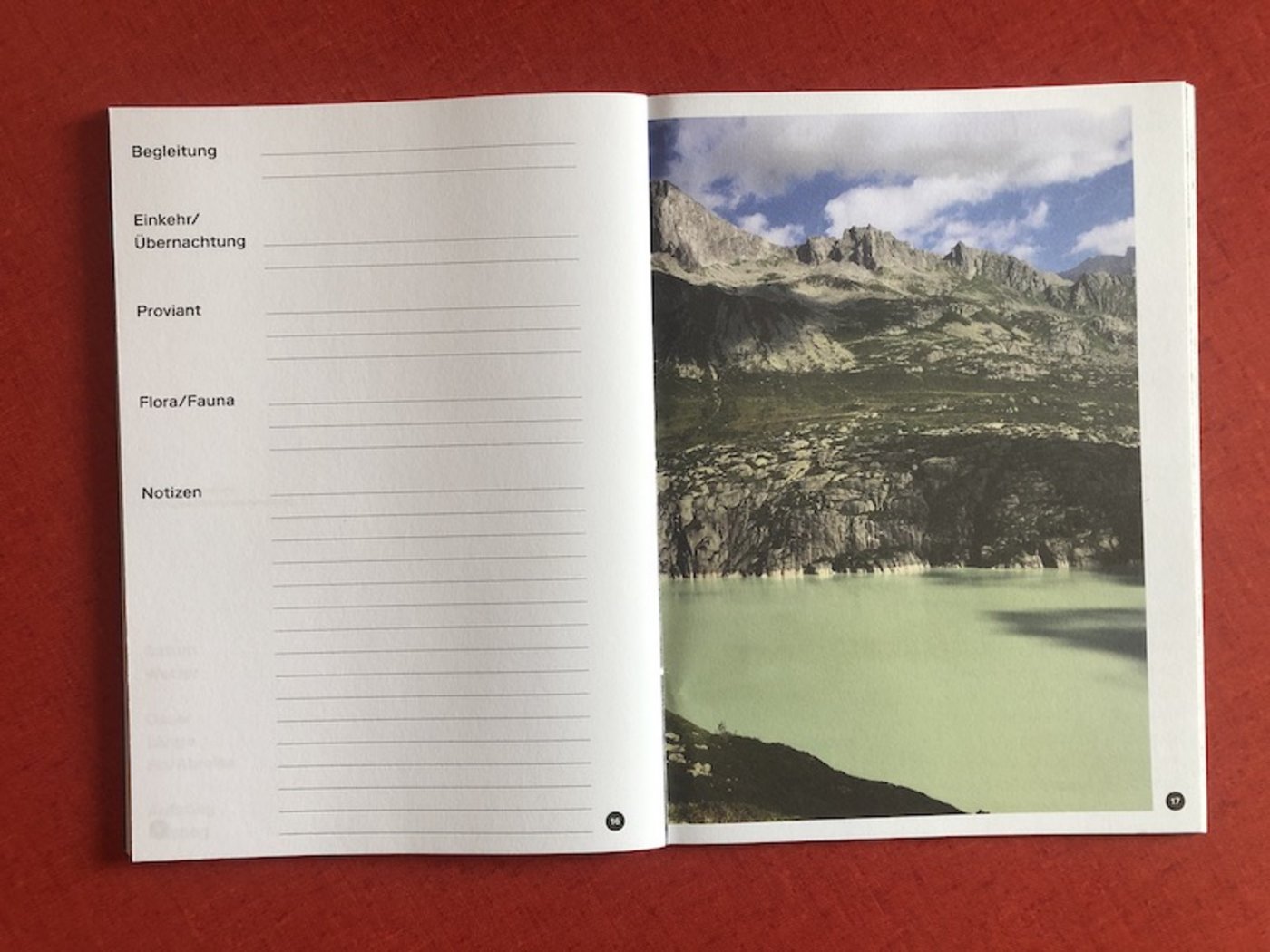 Der Wanderführer besticht mit schönen Bildern. Auf den leeren Seiten hat es Platz für eigene Lieblingswanderungen. (Bilder et) 