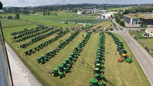 Hohe Traktorendichte: Hier waren es etwa 150, insgesamt fanden über 300 John-Deere-Traktoren am Sonntag den Weg nach Steinach SG. (Bild pd)