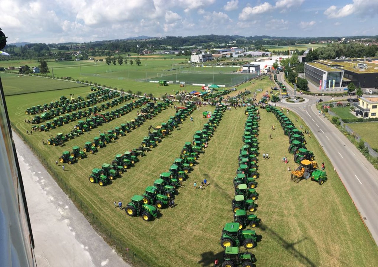 Hohe Traktorendichte: Hier waren es etwa 150, insgesamt fanden über 300 John-Deere-Traktoren am Sonntag den Weg nach Steinach SG. (Bild pd)