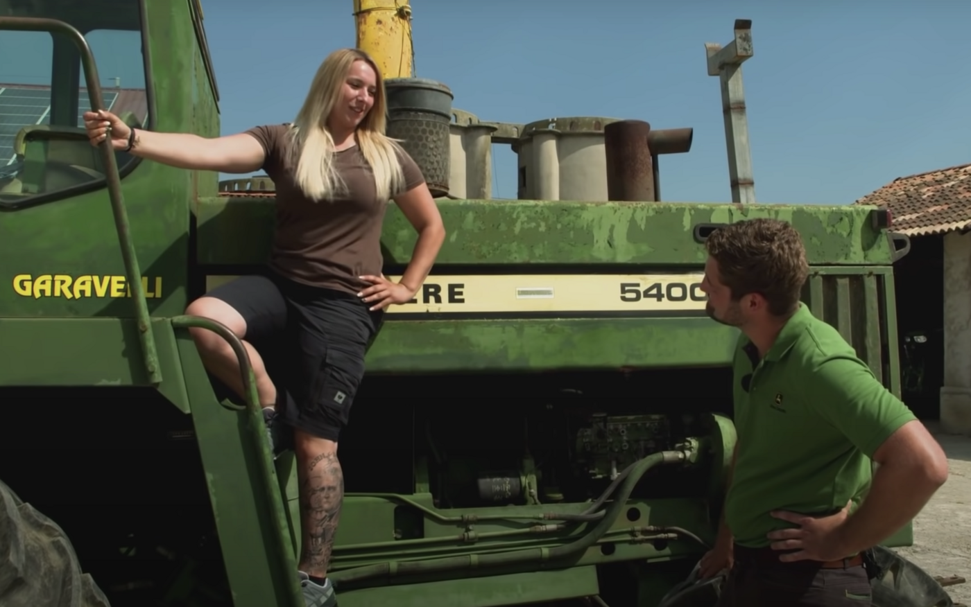 Influencerin Alina Zacher ist ein eingefleischter John Deere Fan. Ihre Liebe für die grün-gelben Maschinen geht sogar unter die Haut: Ihre Wade ziert ein grosses Tattoo des Firmengründers.