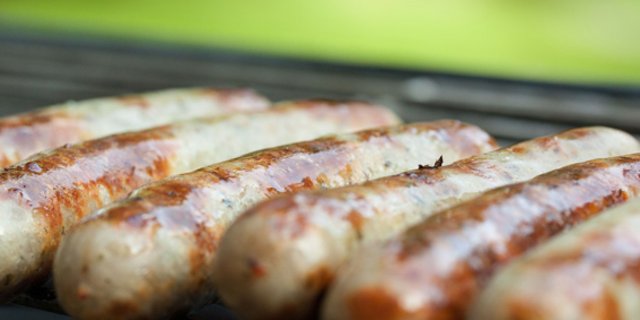 Die Schweizer Bevölkerung kaufte 2017 mengenmässig erstmals mehr Bratwürste als Schinken. (Bild pd)