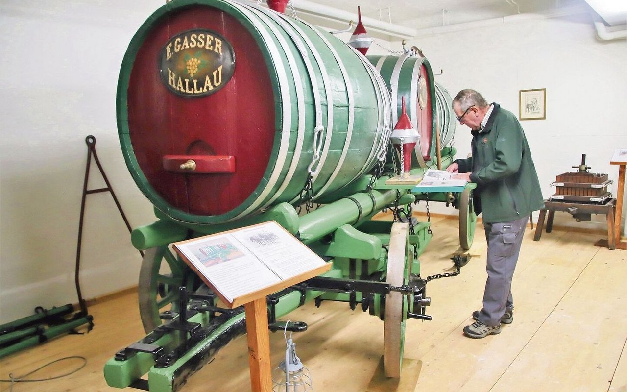 Der Weinwagen ist nicht mit einem Bock für den Fuhrmann, sondern mit einem seitlich angebrachten «Faulenzer» ausgestattet.