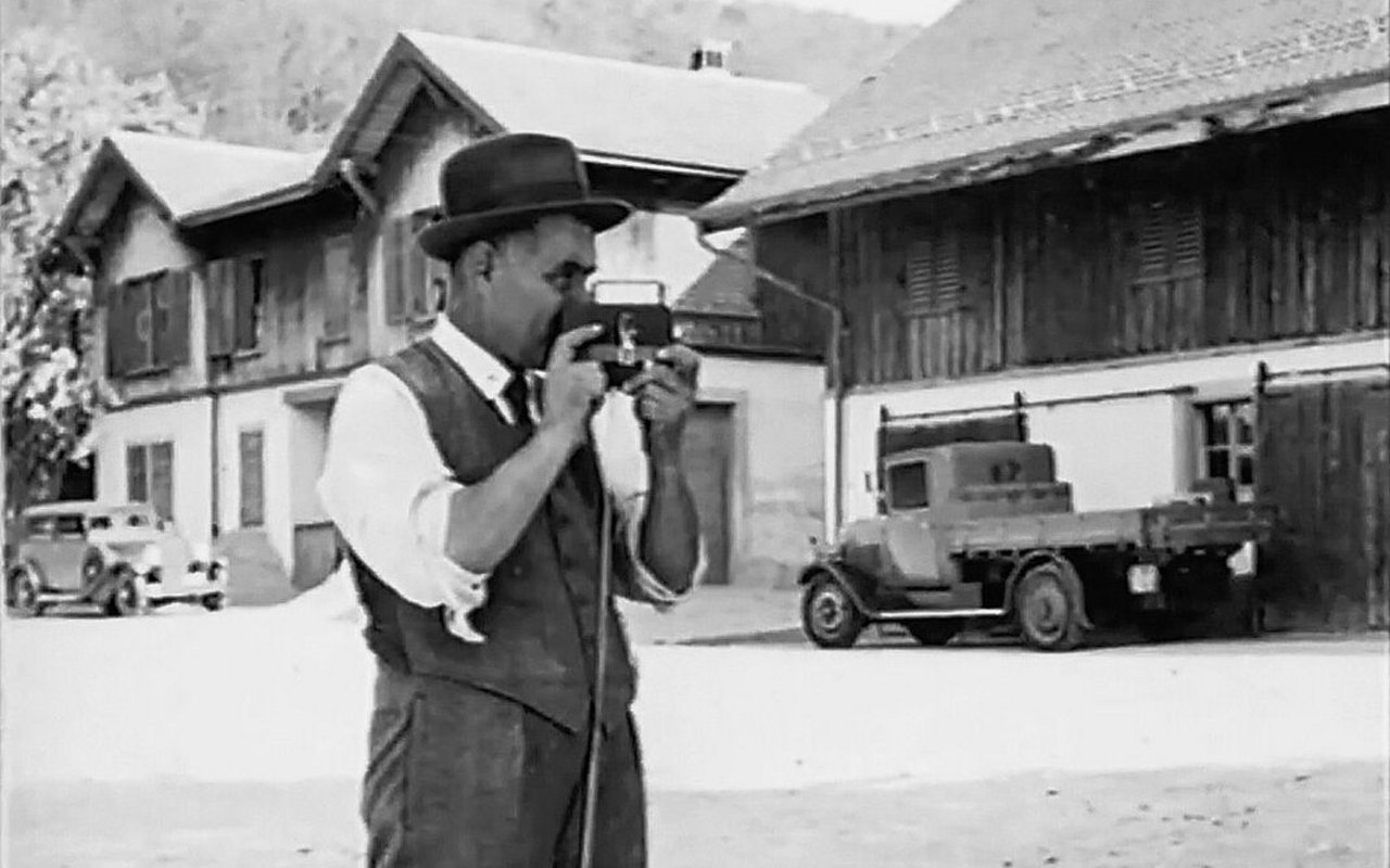 Walter Schmid mit seiner Kamera. Nach seiner Rückkehr aus den USA hat Schmid auch auf dem Strickhof gefilmt. 