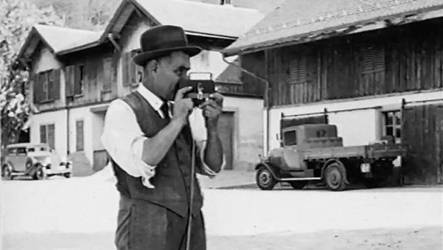 Walter Schmid mit seiner Kamera. Nach seiner Rückkehr aus den USA hat Schmid auch auf dem Strickhof gefilmt. 