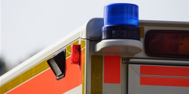 Zwei Personen mussten ins Spital gebracht werden. (Bild Symbolbild Martin Jäger / pixelio.de) 