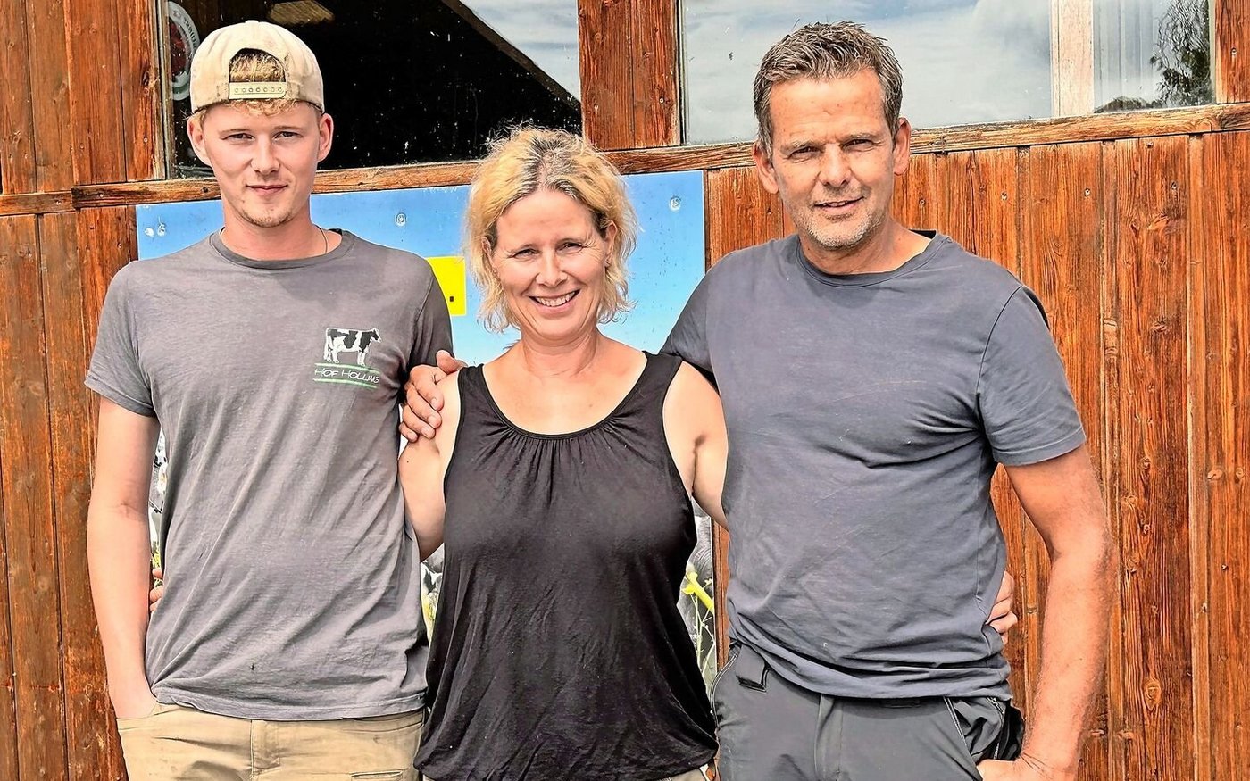 Sohn Simon mit seinen Eltern Brigitte und Thomas Ruch (v. l.). Auf ihrem Betrieb fand die Pressekonferenz des Nein-Komitees zur Biodiversitäts-Initiative statt. 