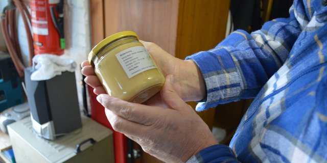 Imker Beat König hat seinen Honig untersucht: der grösste Anteil stammte von Raps-Pollen. Die Pflanzenschutzmittelrückstände hat er nicht analysiert. (Bild asa)