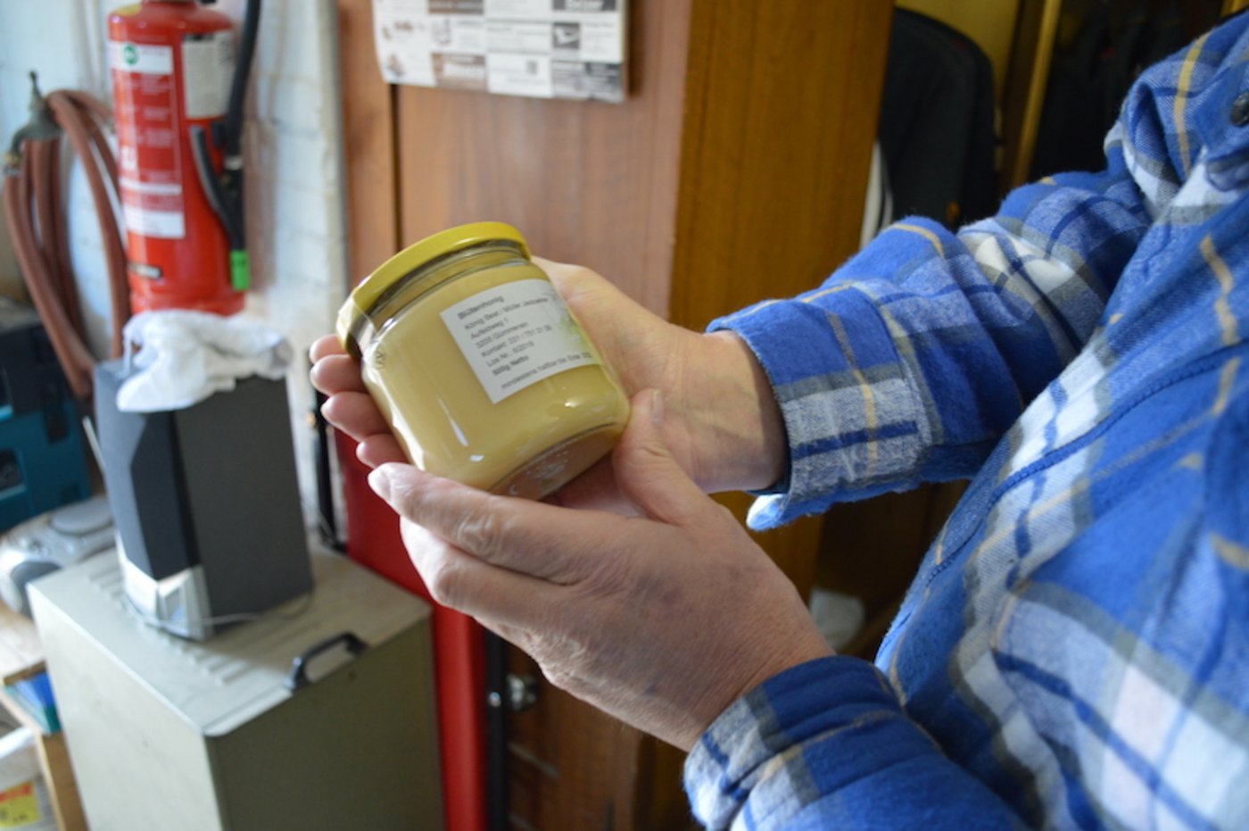 Imker Beat König hat seinen Honig untersucht: der grösste Anteil stammte von Raps-Pollen. Die Pflanzenschutzmittelrückstände hat er nicht analysiert. (Bild asa)