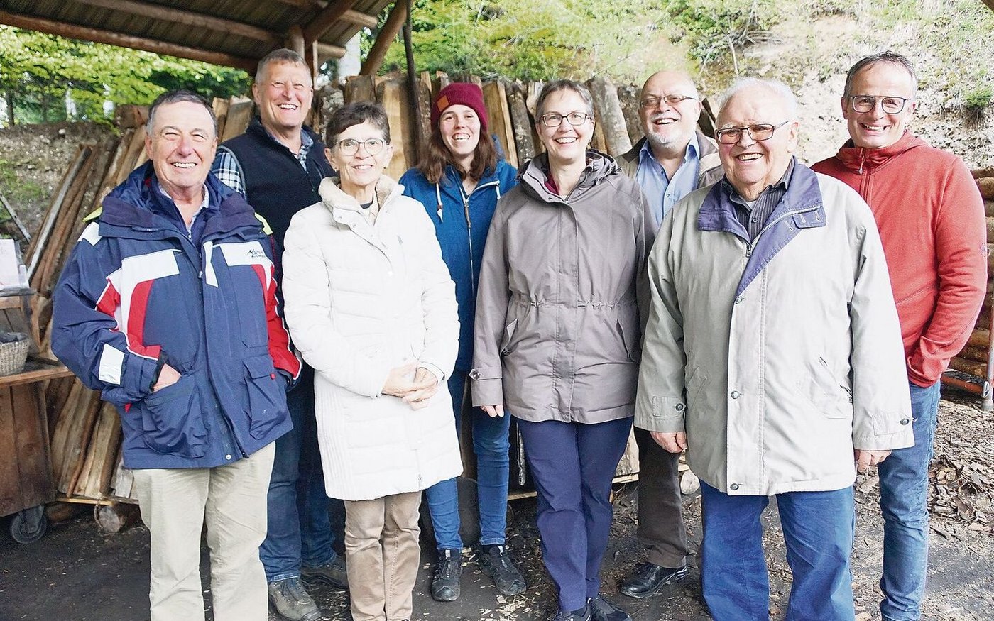 Vorstandsmitglieder mit Experten auf dem Kohlplatz der Familie Renggli, Bramboden.