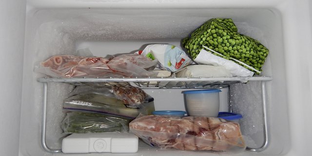 Tiefkühlgeräte verbrauchen ungefähr 20 Prozent des Stroms eines Haushalts. Je mehr Eis sich bildet, desto höher ist der Stromverbrauch. Ab fünf Zentimetern Eis verdoppelt er sich. (Bild Andrea Schütz Wicki)