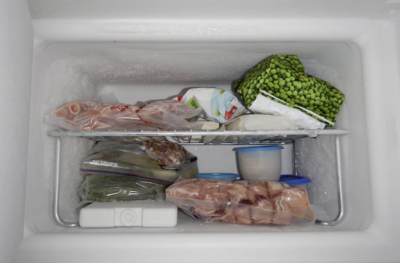 Tiefkühlgeräte verbrauchen ungefähr 20 Prozent des Stroms eines Haushalts. Je mehr Eis sich bildet, desto höher ist der Stromverbrauch. Ab fünf Zentimetern Eis verdoppelt er sich. (Bild Andrea Schütz Wicki)