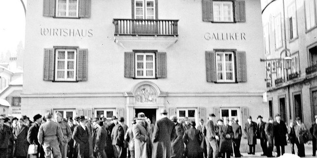 Markttag im Jahr 1942 vor dem Wirtshaus Galliker am Kasernenplatz in Luzern: Der alljährliche Knechtenmarkt war die Stellenbörse für landwirtschaftliche Arbeiter in jener Zeit.   