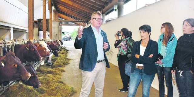 Stefan Lindner führt den Schörgererhof in Kitzbühel mit seinem Bruder Andreas in einer Betriebsgemeinschaft. Helga Brunschmid, Vize-Präsidentin der Landwirtschaftskammer Tirol, war beim Betriebsrundgang auch zugegen. (Bild sgi)
