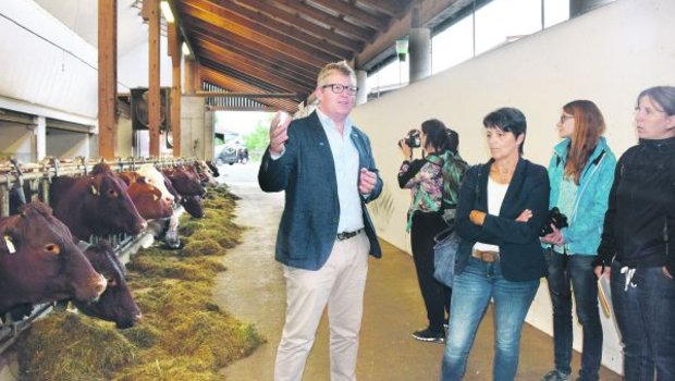 Stefan Lindner führt den Schörgererhof in Kitzbühel mit seinem Bruder Andreas in einer Betriebsgemeinschaft. Helga Brunschmid, Vize-Präsidentin der Landwirtschaftskammer Tirol, war beim Betriebsrundgang auch zugegen. (Bild sgi)