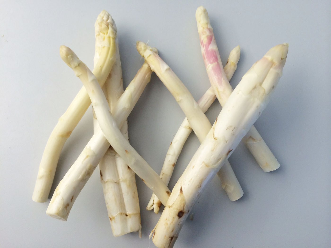 Spargeln können sich wegen kleiner Steine in der Erde beim Wachsen krümmen. (Bild Coop)