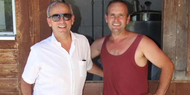 Hans Schnyder (links) mit seinem Bruder Walter vor der Milchkammer des Betriebs in Netstal. (Bild: nb)