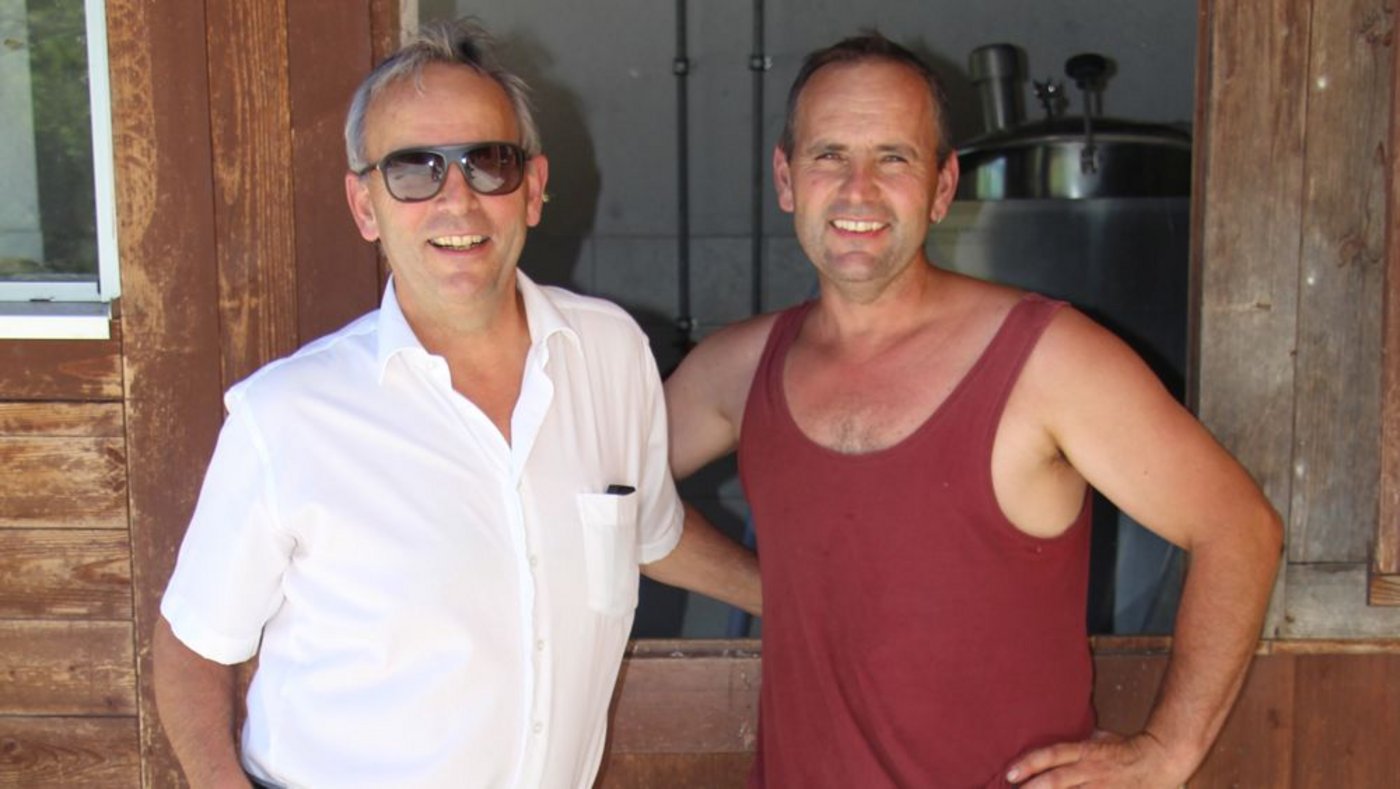 Hans Schnyder (links) mit seinem Bruder Walter vor der Milchkammer des Betriebs in Netstal. (Bild: nb)