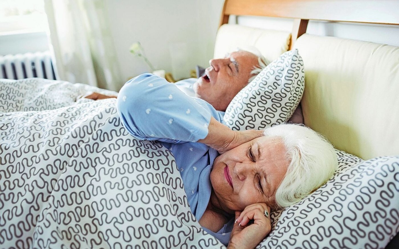 Schnarchen kann nicht nur den Partner oder die Partnerin den Schlaf rauben. Kommen Atemaussetzer dazu, kann es für die eigene Gesundheit gefährlich sein.