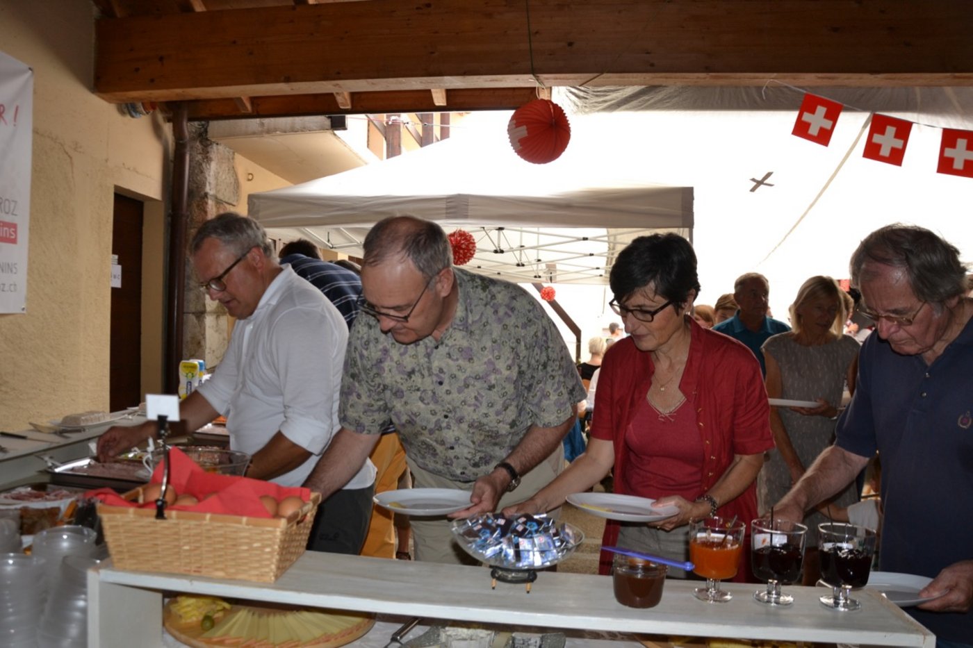 Guy Parmelin und seine Frau Caroline eröffnen das Brunchbuffet.