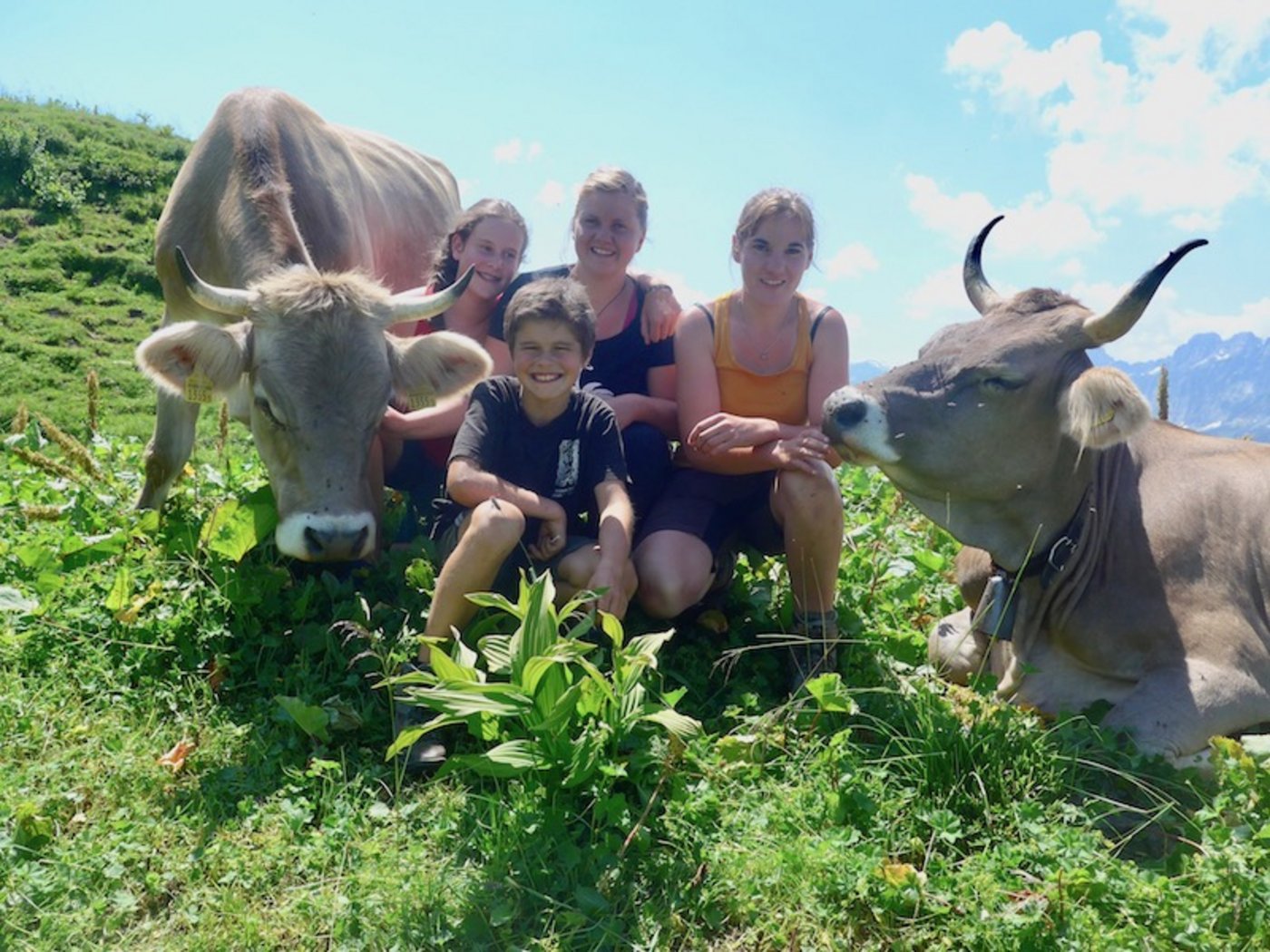 Gruppenbild mit Hornkühen: Julia und Jakob Hefti, sowie Debora und Alexandra Huber.