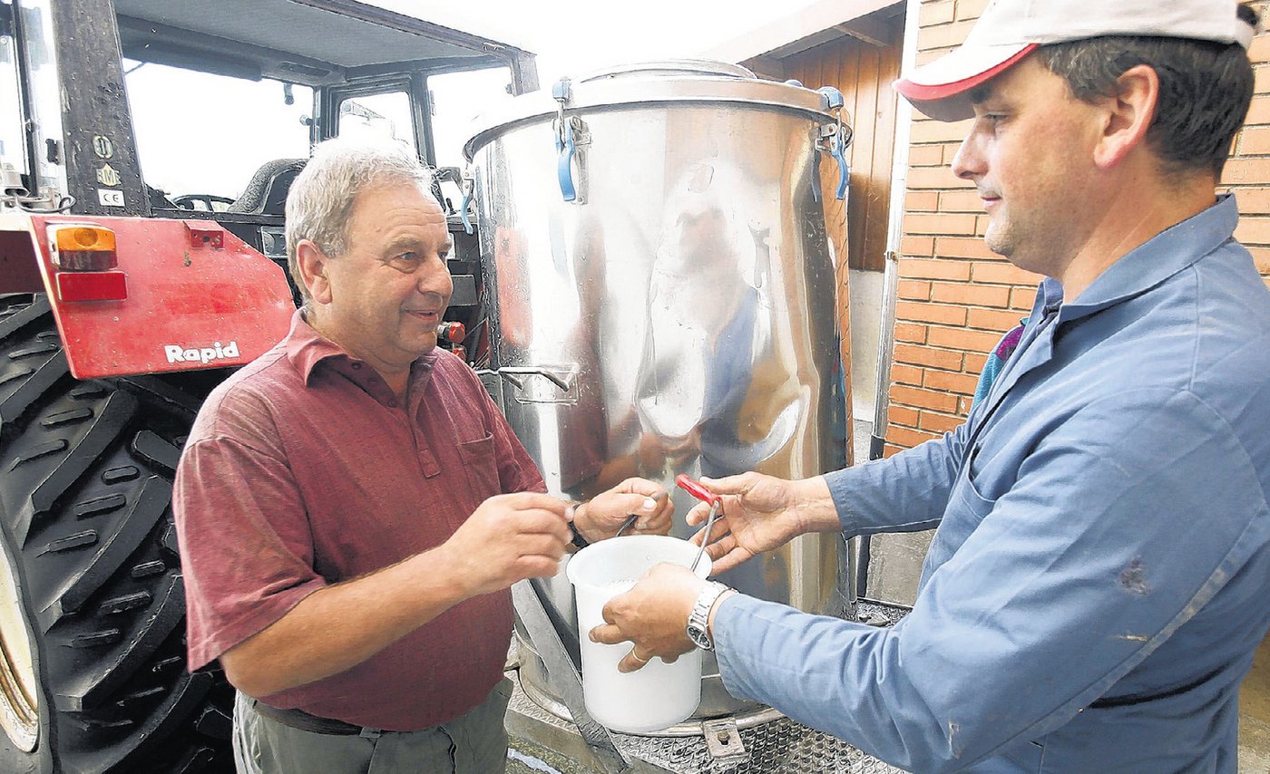 Hansjörg Lisebach (rechts) in Beromünster LU befolgte den Lieferboykott und verschenkte Milch an Konsumenten. Den grössten Teil seiner Milch verfütterte Lisebach an seine Schweine. (Bild Keystone)