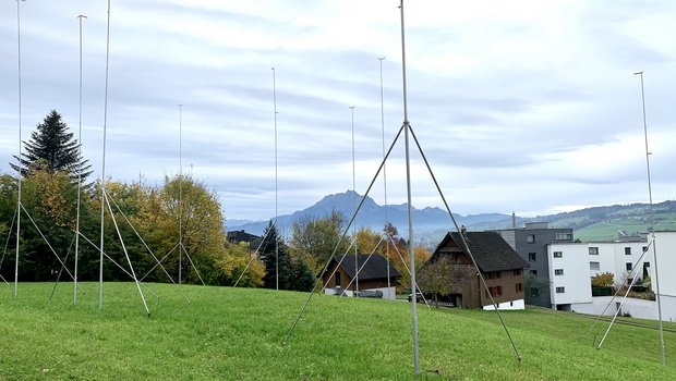 Baugespann auf grüner Wiese in Küssnacht am Rigi. Es gibt noch viele landwirtschaftliche Nutzflächen innerhalb der Bauzonen, nicht nur im Kanton Luzern. (Bild js)