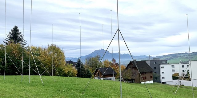 Baugespann auf grüner Wiese in Küssnacht am Rigi. Es gibt noch viele landwirtschaftliche Nutzflächen innerhalb der Bauzonen, nicht nur im Kanton Luzern.  (Bild js)