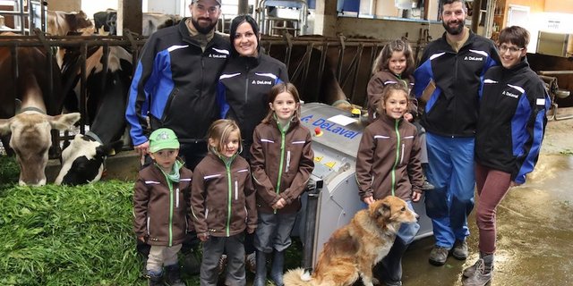 Familie Oertig stellt ihren neuen Roboterstall vor. (Bild zVg)