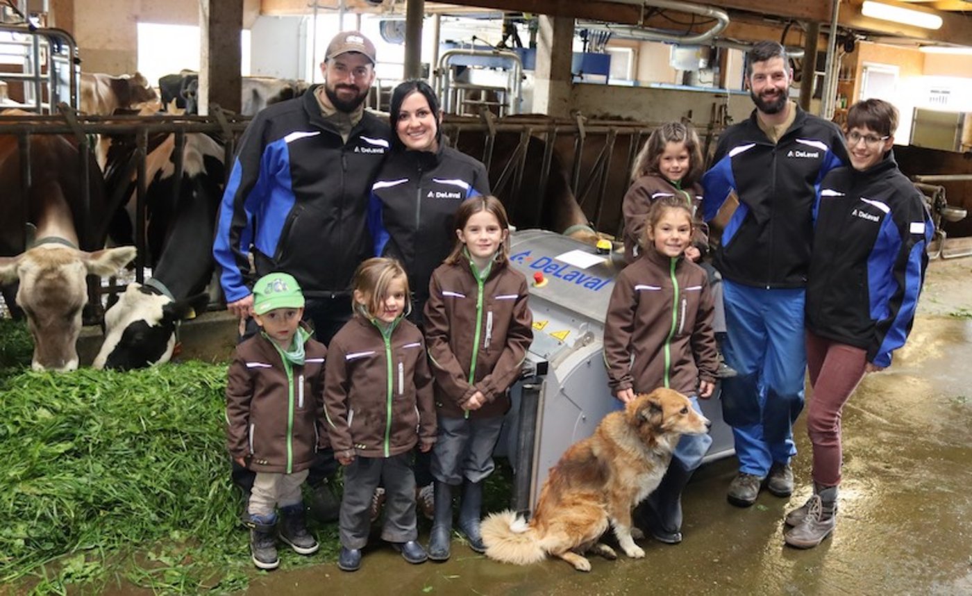 Familie Oertig stellt ihren neuen Roboterstall vor. (Bild zVg)