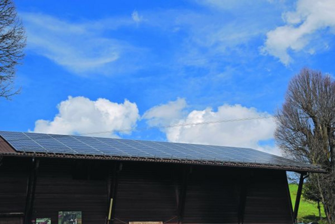 Solardächer sollen vermehrt in den Bergen eingesetzt werden, um den Winterbedarf besser zu decken. (Bild BauZ)