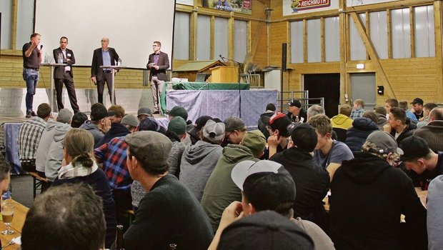 Gegen 300 meist junge Zuhörerinnen und Zuhörer lauschten den Voten von (v. l.) Markus Dettling, Mario Bürgler, Markus Ritter und Moderator Thomas von Euw. 