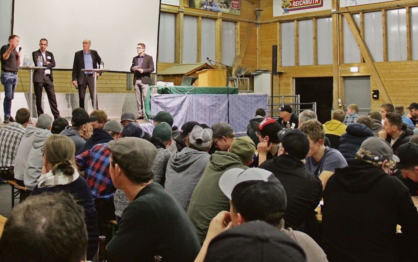 Gegen 300 meist junge Zuhörerinnen und Zuhörer lauschten den Voten von (v. l.) Markus Dettling, Mario Bürgler, Markus Ritter und Moderator Thomas von Euw. 