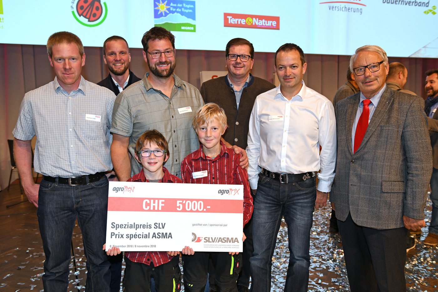 Matthias Linder, Tobias Rauber, Andi Reichenbach mit seinen beiden Söhnen, Markus Fuchs und Anton Zimmermann von der Firma Semesis sowie Bendicht Hauswirth vom SLV (v. l. n. r.)	(Bild Martin Platter)