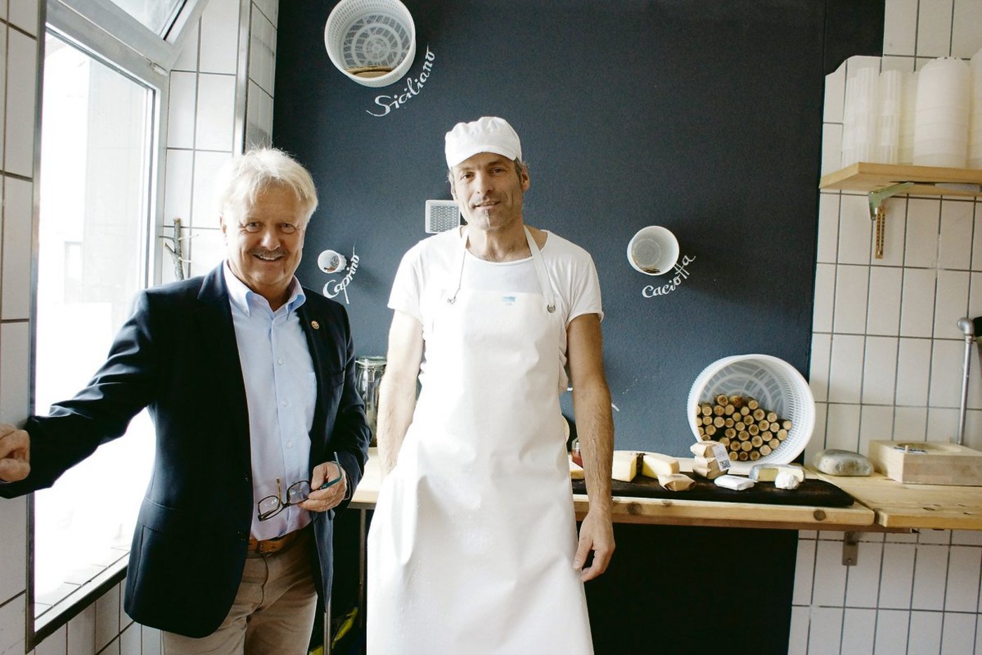 Freude am Käser-Handwerk und am Tüfteln: Jörg Baumann (links) und Käsermeister Peter Limacher.(Bild sso)