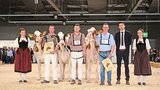 Red Holstein/Holstein Junior: Miss: Fankis Chief Amyly von Martin Fankhauser aus Burgistein (m.); Vize Miss: Gobeli’s Power Faida von Gobeli Holstein und Erich Zingre aus Saanen (r.); Miss Schöneuter: Stockhorn’s Power Balence von Urs und Andreas Brügger aus Erlenbach i.S. (Bild: Irina Peter)