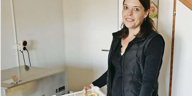Mit ihren beiden Trocknungsapparaten stösst Karin Hunziker an die Kapazitätsgrenzen. Ein Grösserer ist daher das Ziel. (Bild aw)
