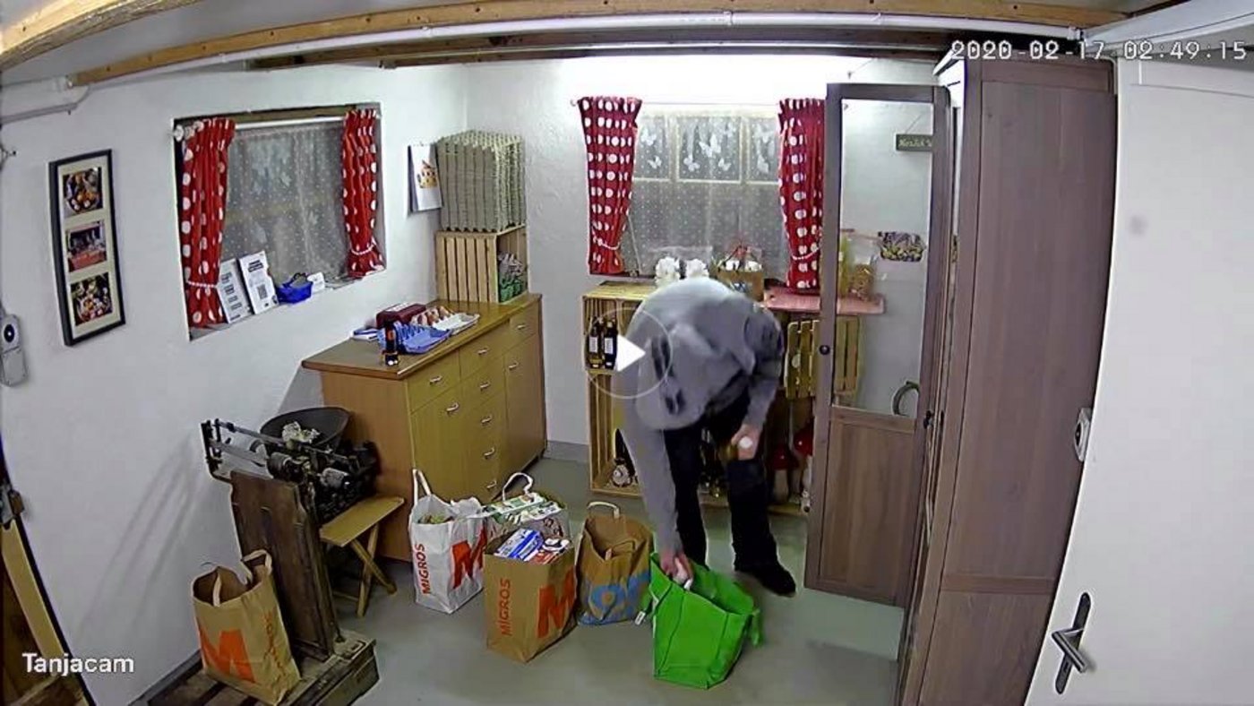 Bei seinem Diebeszug nahm sich der Eindringling viel Zeit und konnte entkommen. (Bild Facebook / Wisli-Shop)