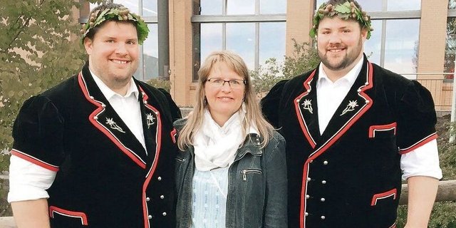 Erika Schneider mit ihren beiden Schwinger-Söhnen Mario und Domenic, für einmal mit Bart. 