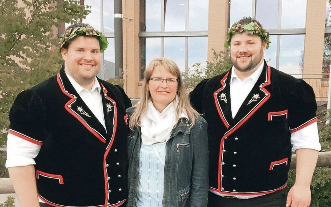 Erika Schneider mit ihren beiden Schwinger-Söhnen Mario und Domenic, für einmal mit Bart. 