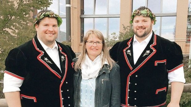 Erika Schneider mit ihren beiden Schwinger-Söhnen Mario und Domenic, für einmal mit Bart. 