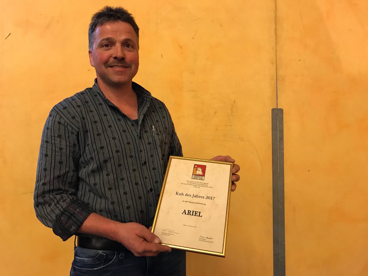 Thomas Gerber aus Süderen BE mit seiner Auszeichnung für Ariel, die Kuh des Jahres. (Bild akr)