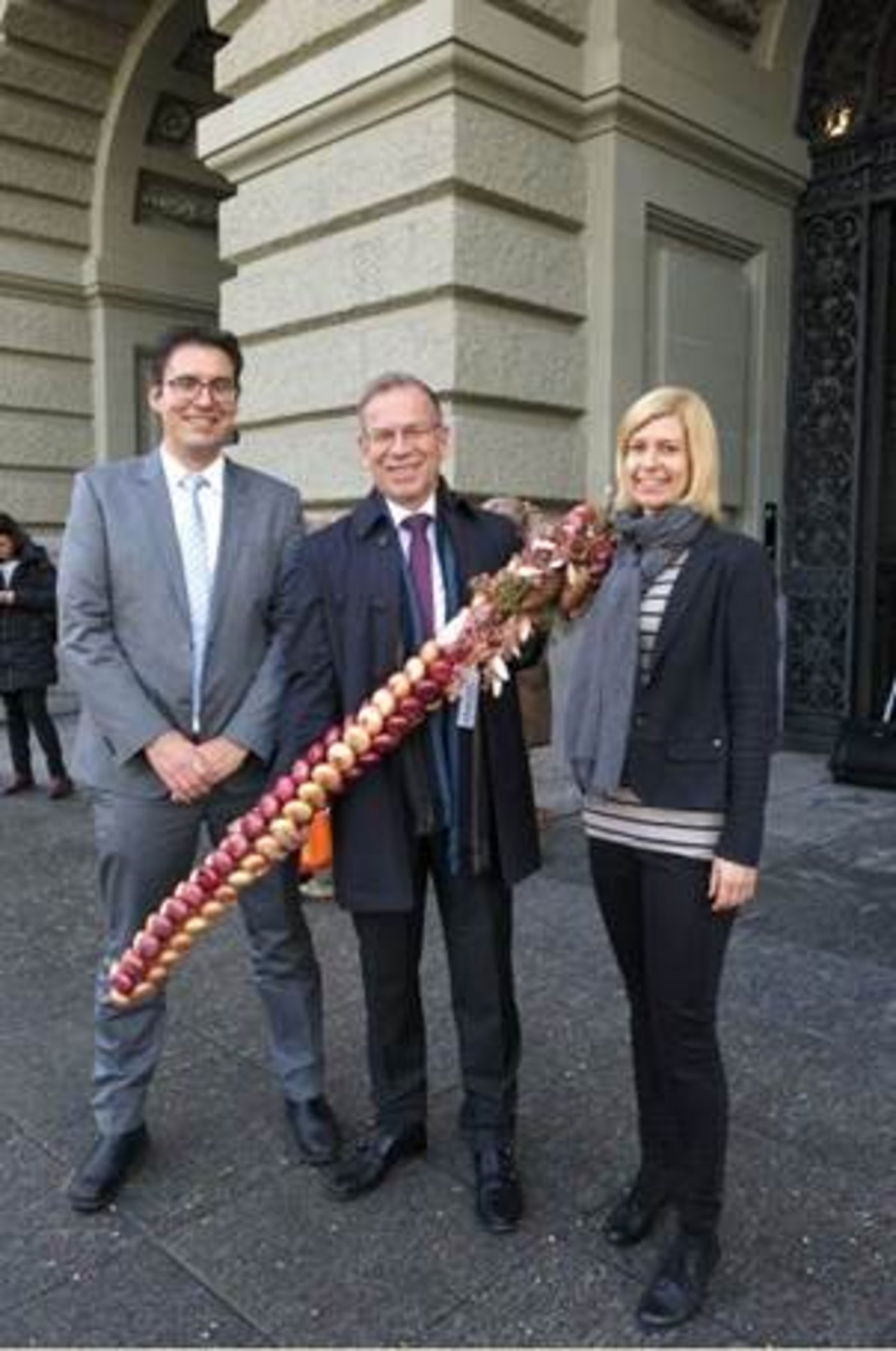 Hannes Germann (Mitte) mit seinem Zwiebelzopf, VSGP-Direktor Pascal Toffel und der Kommunikationsverantwortlichen Moana Werschler. (Bild: VSGP)
