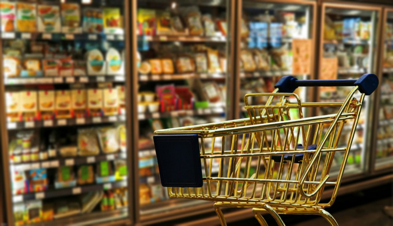 Supermarkt mit Einkaufswagen Im Supermarkt hat man die Qual der Wahl. Eine vorher erstellte Einkaufsliste hilft, Food Waste zu vermeiden. (Bild pd)