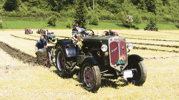 Familie Jeisy aus Blauen BL besitzt den Hürlimann-Traktor bereits seit drei Generationen. Der Traktor mit einem Leergewicht von 3200 kg kommt noch heute zum Einsatz.(Bild zVg)