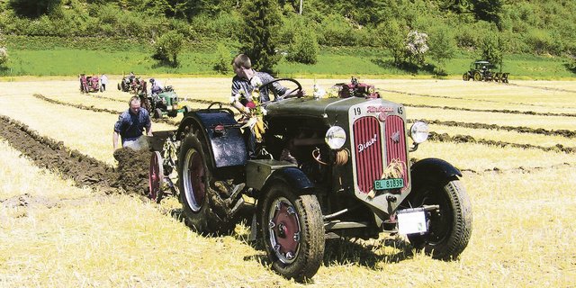 Familie Jeisy aus Blauen BL besitzt den Hürlimann-Traktor bereits seit drei Generationen. Der Traktor mit einem Leergewicht von 3200 kg kommt noch heute zum Einsatz.(Bild zVg)