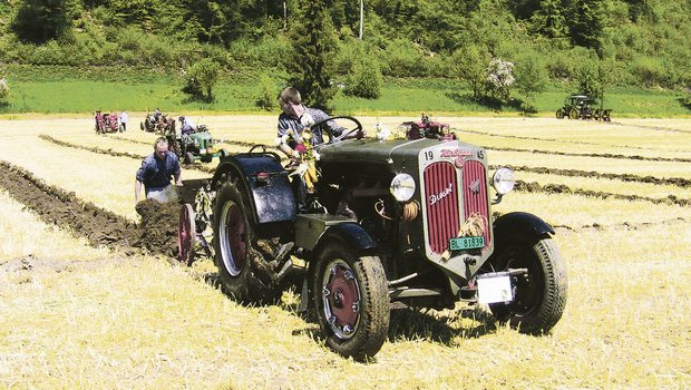 Familie Jeisy aus Blauen BL besitzt den Hürlimann-Traktor bereits seit drei Generationen. Der Traktor mit einem Leergewicht von 3200 kg kommt noch heute zum Einsatz.(Bild zVg)
